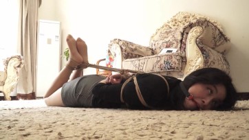 【逍遥】姐妹劫难1 姐姐下班被歹徒劫持，驷马捆绑，为了不让歹徒接触妹妹只好按照歹徒..