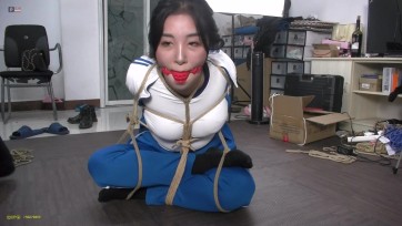 【绳之韵】新人，大一女生雨涵试镜正片上集：校服、棉袜、脱袜玩脚、直臂桃缚、加厚纯牛皮鞭拍重度SP，大一女生捆绑PLAY、女奴TJ初体验