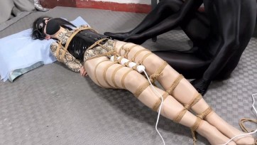 【进击的番茄】【傲嫣强制地狱】蛇纹连体+油亮舍宾肉丝+漆皮束腰全身严厉捆绑。强制压制仙女棒全程最大，妖娆身段桀骜女贼拼尽全身力气的超级挣扎呻吟不断，油亮的绝美美臀超级下饭！