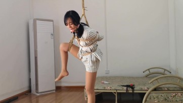 【clz原创】小艾格子职业装日式单脚吊 丝袜大美腿让你看到爽