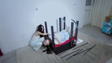 【樱束原创】《不懂消停的妹妹》妹妹在家偷懒不听话被姐姐用新刑具固定狠狠教训，双腿大开固定疯狂TK/抽打白袜脚心和白嫩屁屁！刺轮滚刺/跳D刺激塞内/乳夹紧夹全身TK！白袜堵嘴