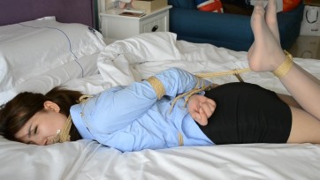 【clz原创】丝袜美腿小美女灵粒OL装被堂哥捆绑驷马挣扎 挠脚心