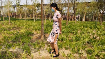 【随心原创】长腿真真 树林里旗袍高跟押解 铐树上 鞋跟陷到泥里 手铐脚镣 艰难的行走