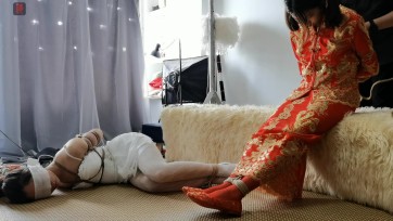 【绳之韵】绑了两个新娘子，中西合璧姐妹奴！中式新娘装瑾瑜和西式婚纱小凡双人捆绑游戏第一集