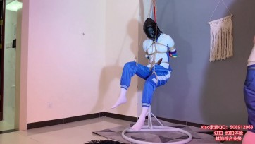 【xiao素素】一个小“MM”的日式脚尖顶地M脚坐吊TJ！