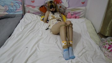 【荷仙少女】敏感的双马尾少女欣妹睡前的捆绑故事，敏感的怕痒点的袭击导致马尾少女只能不停的笑着救命求饶