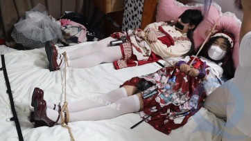 【荷仙少女】线下真实多奴同时调教1，洛丽塔白丝纯女M越被虐越爽的女奴，丰满漂亮与高挑俏皮的极品，语言羞辱震动着狂虐鞭打边爽抖动边报数喊谢谢主人