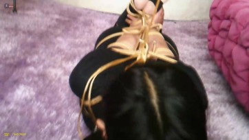 【绳之韵】小妍情景剧首拍：踩脚裤少女的噩梦，下集（清纯女生遭遇猥琐大叔入室绑架，穿着肉丝、踩脚裤惨遭驷马股绳、捆绑玩弄、脱袜玩脚、强制TK）