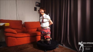 【BSD】长视频-穿着长靴的黑丝学妹被捆在地毯和转盘上，自己戴上口球后试图挣扎逃脱