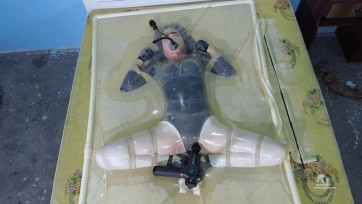 【樱束原创】《首尝透明乳胶真空床》真空床看不到模特反应只能从外部想象很遗憾，为满足，特意购买一套透明真空床回来可以看到雪妮被真空压缩包裹的紧缚感和难受的表情挣扎