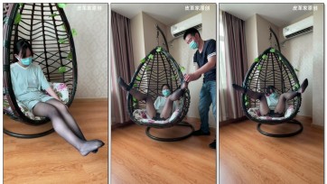 【皮革家原创】依依小师妹第二部来了 小师妹很羞涩 小师妹这次被开腿束缚 露出最敏感的地方 挠大腿时的笑声绝对热血喷张 强制开腿束缚 黑色足部特写 强制挠痒 用棒棒强制gc 应有尽有