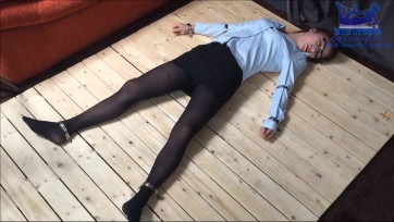 【BSD】漂亮Office Lady穿着性感短裙与黑丝，被固定在木板上，无法动弹，带上口球后口水不受控的往下流，性感至极。视频元素：黑丝，OL，口球，固定