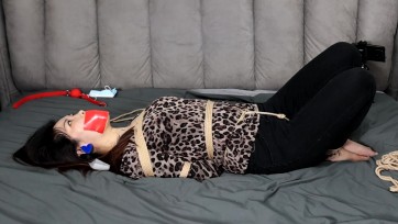 【吴越】单身少妇含笑的勇敢挑战第三季：驷马、脱袜TK、隔天原味小白袜封堵测试，大床放置挣扎，请欣赏含笑的精彩表现以及绳模的 吐袜新技能