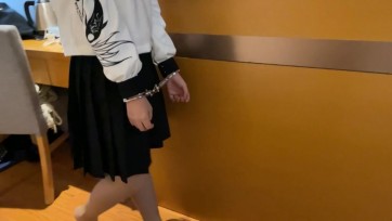 【杰仔】抹茶又有新的想法了 最近不喜欢捆绑了，喜欢上了镣铐 于是突发奇想 今天自己把自己给铐起来了