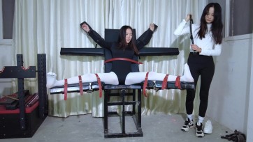 【樱束原创】《舞蹈生可可被惩罚》 抖音当红主播可可饰演舞蹈生不认真上课又没完成舞蹈老师布置的家庭作业！老师将她带到惩罚室的开腿刑椅上疯狂TK 鞭打惩罚！玩具震穴强G！