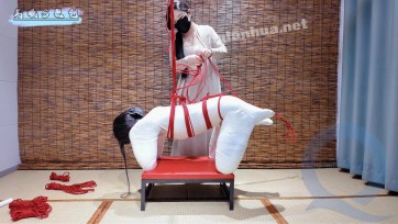 【美曦s】《全包人形犬》笼子里关了一天的宠物，被主人牵着出来吊起来调教，全包狗头、鞭打、玩弄、榨汁、木乃伊全包