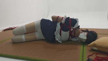 【楚鸽BGM】女仆妹妹的驷马蒙眼放置。哼哼唧唧的还滚来滚去。踩住把驷马绳吊起来，关灯过夜好好反省吧