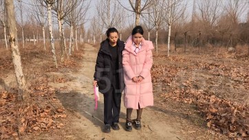 【鑫鑫工作室】小主播露出～遇见 根据女主播做任务露出被发现素材改编。 在某魔王台真播的小主播接各种任务挑战，榜一大哥刷礼物下达任务让戴手铐，脚镣，口球，做户外露出任务