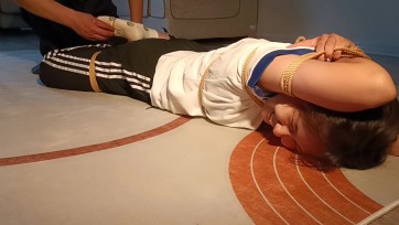 【吴越】少女、瑜伽与绳第三集，反手缚，变种驷马，白袜小脚丫之刑，下手有点狠，佳乐同学好像是被折腾哭了