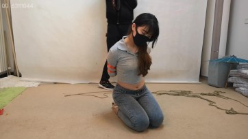 【束缘阁】长腿杨蕊 牛仔裤 高跟凉鞋 膝盖跪地柱子 后手观音 极限直臂驷马吊 绑哭了