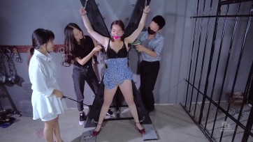 【樱束原创】《集体游戏》雪儿和同事合谋将闺蜜贝贝骗来固定在X架上拔腋毛带上口球！抚摸TK！电击！刺轮！刷子！棒棒！各种伺候两人玩得乐不思蜀！玩着雪儿的妹妹甜甜也加入了进来