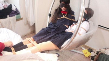 【荷仙少女】【荷约少女】喂不就挠几下吗 怎么反应这么大 被别人听见多尴尬！你行你来试试啊 关于黑白两个水手服姐姐被连缚欺负的故事 一动就呜呜的叫 要多怕痒就有多怕痒 （双角度）