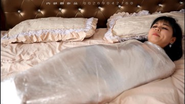 【clz原创】思思两卷大的保鲜膜，木乃伊全包。绳子勒脖子，站不稳。