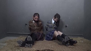 【胜景影视】新片《落难JK姐妹》 可怜两JK学生被捆绑堵嘴，被捆绑禁锢铁笼折磨