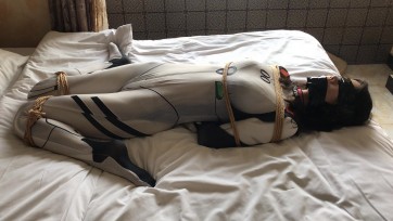 【高校联盟】99年研究生小周 白色连体战斗服！