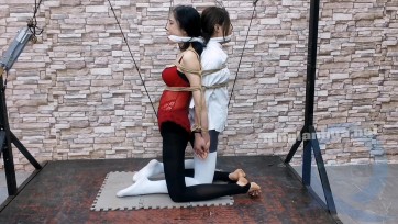 【HD飞天】将艺仙儿和希希相互背缚,电击,鞭打,股绳折磨,这两个货色越玩越上瘾