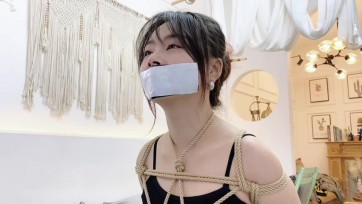 【默示录】【缚艺录】【大学摄影生珊珊的绳艺写实日记3】让珊珊体验了一下简单的，少不了最爱的封嘴~