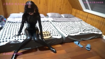 【小萌同学】乳胶衣latex第二部啦，这部非常精彩。口水收集+7种模式[不可描述]式TJ玩具GC+惩罚，小萌被玩垮了~