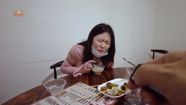 【晓鹿绳艺】【别致的饭局】偶遇小姐姐一起吃饭，拿出随身携带的玩具，没想到小姐姐太敏感直接喷了，声音也大还惊动了老板，还好及时解释清楚消除误会