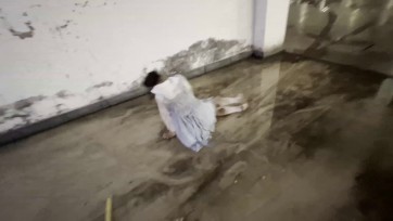 【小瓶子】软妹裙白丝地库公厕2.0 浑身打滚弄脏