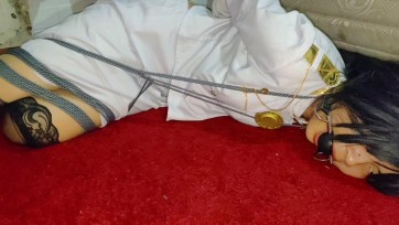 【TiedIndonesia】《自我束缚以灾难收场》cos atago下班回家后扮演自我束缚，因为他困了他睡着了。 当他醒来时，发现自己被绑在椅子上，嘴里叼着一个球。 光滑的黑色丝袜，非常性感