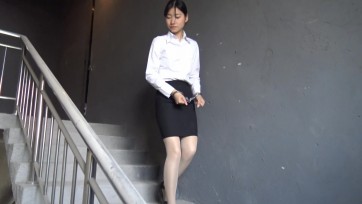 【胜景影视】《不老实的女秘书》 上集 女秘书抓到以后被安排在一个楼里，没有想到她趁没人的时候逃跑被抓回来