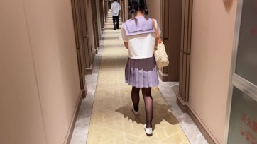 【臭脚妹妹】【户外惊魂2·0-万圣节前夕】公园椅子大量失禁+升级版cha入式玩具外出+不能完全遮住玩具的裙子+马路上来往的行人与车辆+发光黑丝+白一带