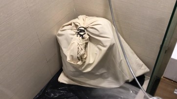 【高校联盟】99年研究生小周 黑丝瑜伽服 装袋浇水！请声音调大仔细听！小周都快要哭了