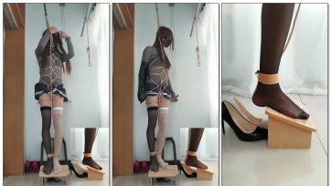 【玩家自缚】强制踮脚，光滑斜面，止不住打滑，艰难踮脚支撑。黑白丝，单手套自缚。