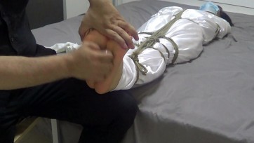 【新月原创】【红豆】同好定拍 全包TK 可爱脚丫子挠起来太棒了 白袜和裸足的切换 翻起脚趾强行挠