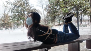 【龙飞绳艺】冰天雪地 公园驷马放置挣扎真刺激 心惊胆战 模特怕被别人看到 我也吓坏了