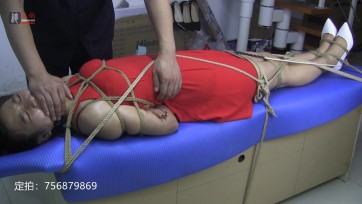 【绳之韵】绳之韵高颜值绳模，狂虐红裙安琪第二集：TK，脚心“练习”硬笔书法、捂嘴、滴蜡、各种体虐，连声惨叫，扭曲的美人胴体与俏脸。心得体会：美女的脚底板很适合练字