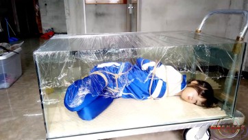 【clz原创】灵粒学生服棉袜透明胶堵嘴放置鱼缸里30分钟，空气慢慢减少，求生欲望挣扎越来越强烈