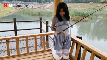 【HD飞天原创】云儿户外驷马、跪立吊鱼，愿者上勾，那有那么容易，还不停地在鞭打，遥控TD不时地按一下，很正常，这就叫故意刁难......