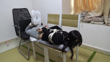 【新月原创】【红豆】被缚女孩 挣扎剪绳再被抓回