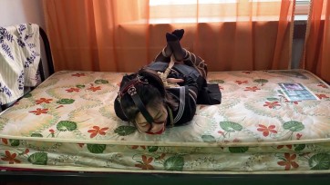 【玩奴原创】jk黑丝小美女果妹的超紧驷马椅下超羞耻调教，tk，sp，人肉脚垫，博主放置看老片，耻度爆表