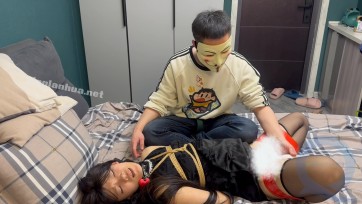 【束人映像】【首次强高体验】 妹妹含情脉脉地看着我 强烈的刺激骨头口塞已被咬变 形后手缚固定床上不停换各种体位强高