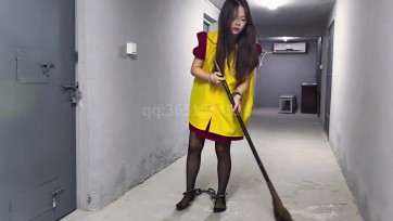 【鑫鑫工作室】张小姐因涉嫌贩D被逮捕，依法对她进行逮捕并搜查。张小姐声称自己没有犯罪，但JC表示没有证据不会随意抓人。 张小姐坚称自己没有犯罪，是正常上班时被抓捕的,押回牢房...