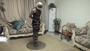 【逍遥】高挑模特被丝袜套头绳索层层缠绕绑在柱子上+紧密驷马捆绑，高跟鞋绑脸羞辱