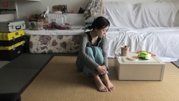 【绳之韵】乖奴小软，牛仔裤，镣铐游戏开场篇：带着手铐、脚镣用餐、做家务，尝试自行解拷，小乖奴的日常训练课程